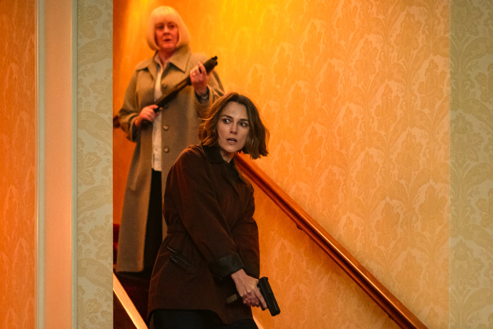 Sarah Lancashire a Keira Knightley v seriálu Černá holubice
