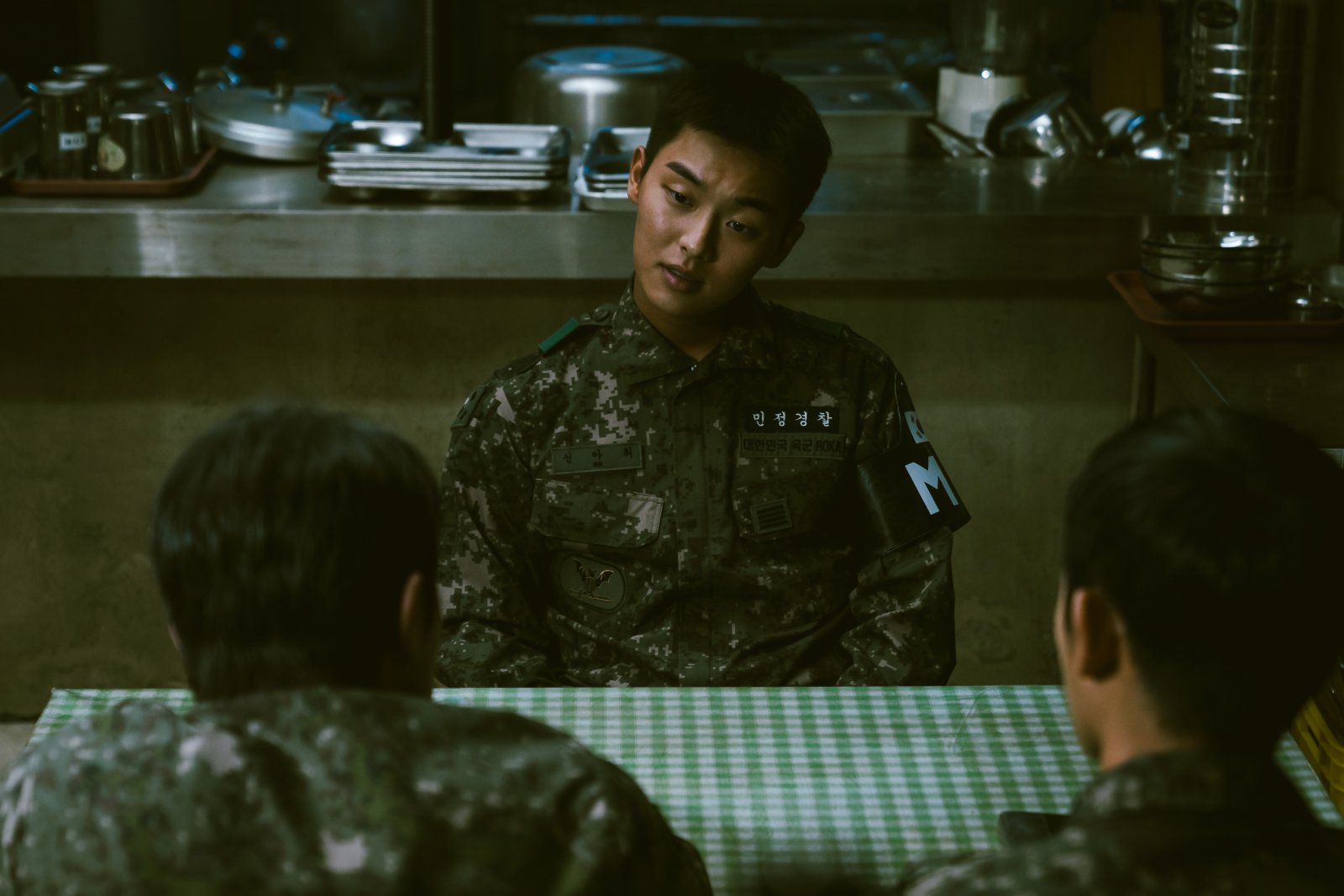 Son Suk-ku a Jung Hae-in v seriálu Dezertér (D.P.)