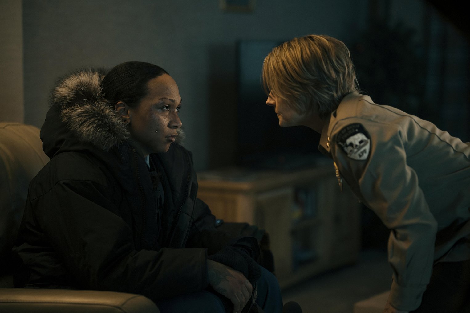 Kali Reis a Jodie Foster v seriálu Temný případ: Noční krajina